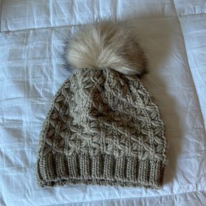 Tan beanie with fur Pom
